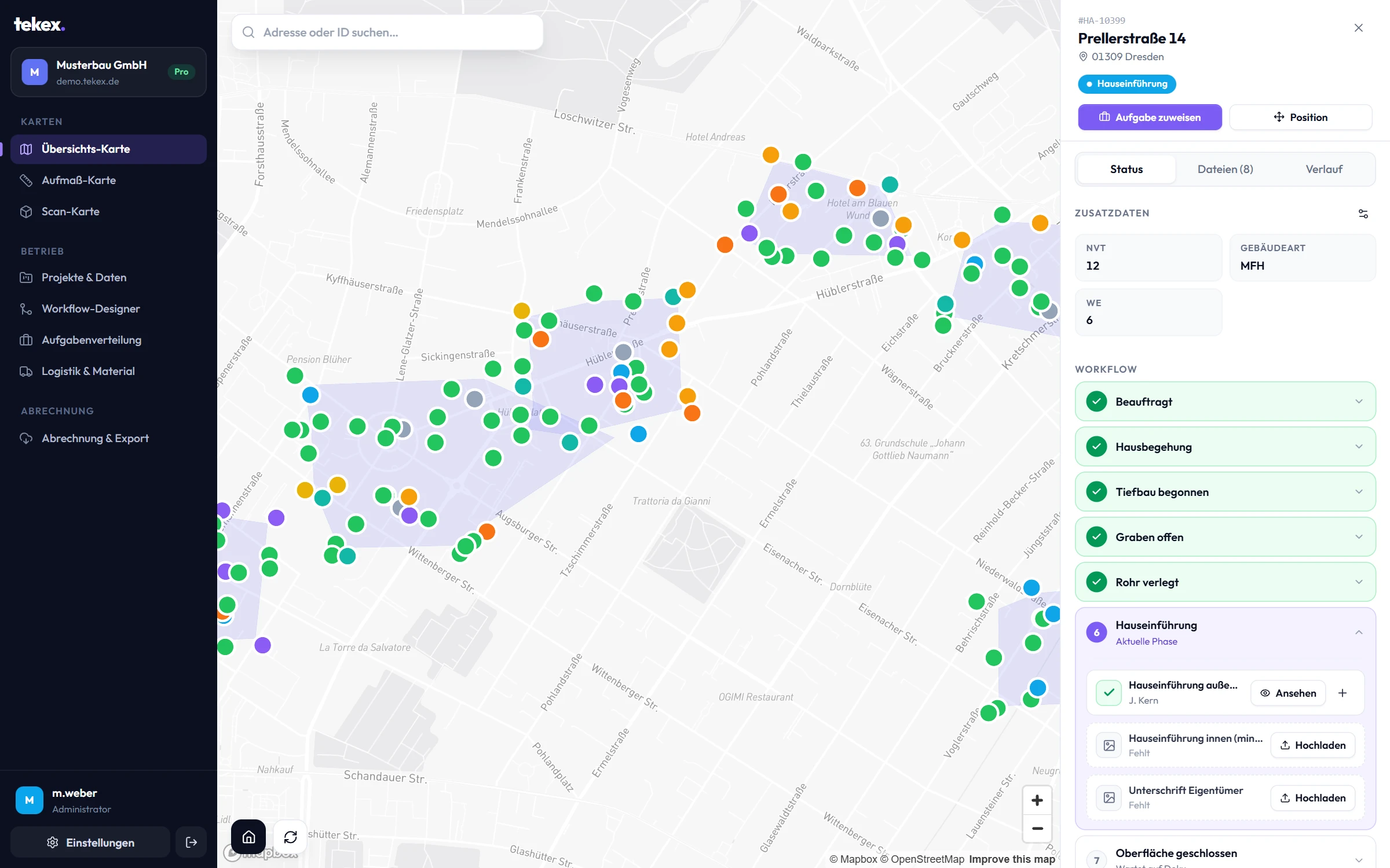 Übersichts-Karte im Dashboard: Adressen als farbige Pins nach Status, NVT-Gebiete und rechts der Auftrag Prellerstraße 14 mit seinen Workflow-Schritten und einem fehlenden Pflichtfoto.