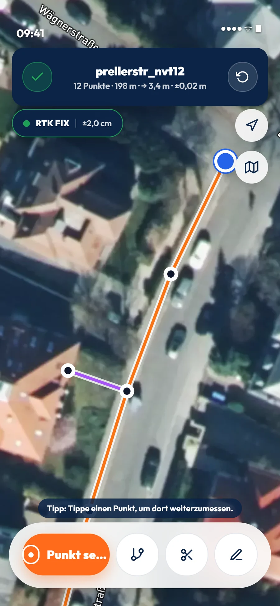Aufmaß in der App: Trasse über dem Luftbild, RTK-Fix mit ±2,0 cm.